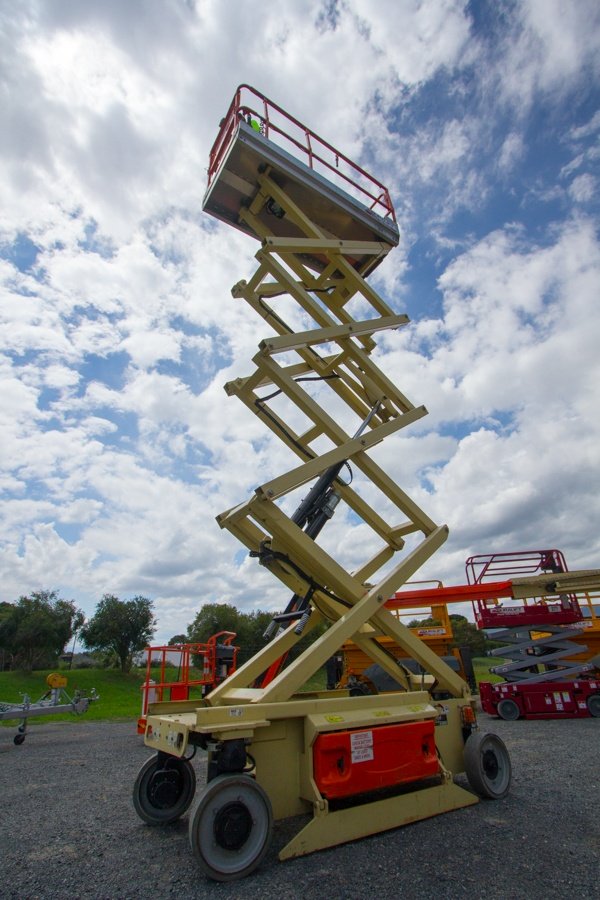 6 things to know before hiring a scissor lift