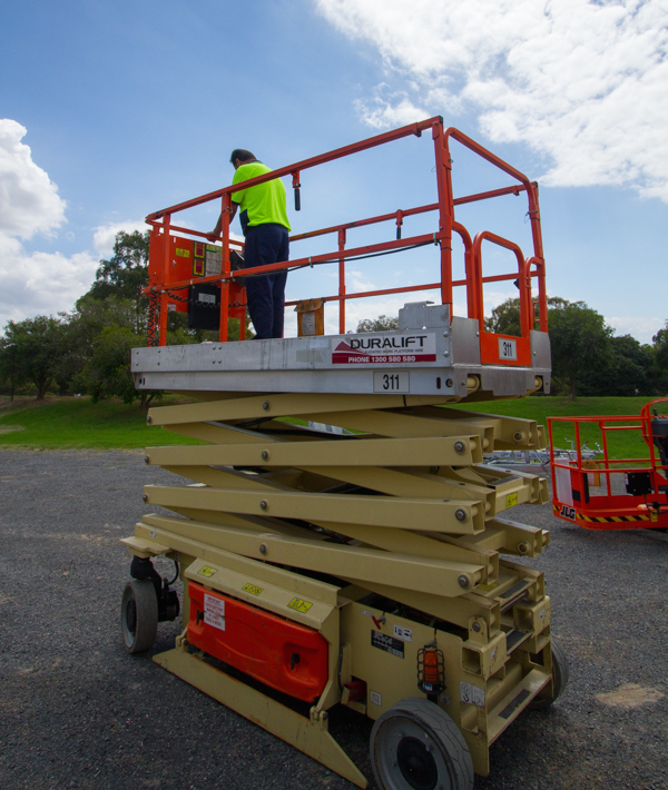 6 things to know before hiring a scissor lift